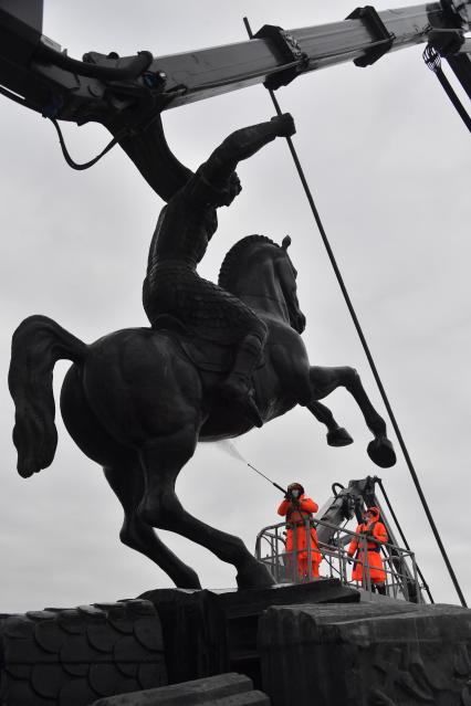 Москва.  Сотрудники коммунальных служб во время помывки монумента Победы на Поклонной горе.