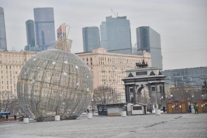 Москва. Вид на Триумфальную арку на Кутузовском проспекте.