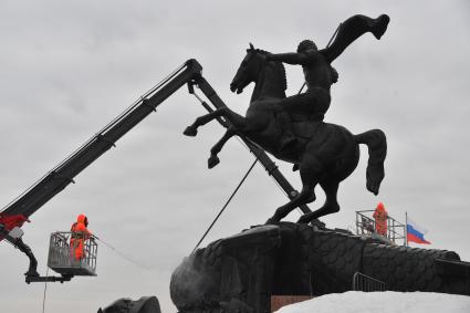 Москва.  Сотрудники коммунальных служб во время помывки монумента Победы на Поклонной горе.