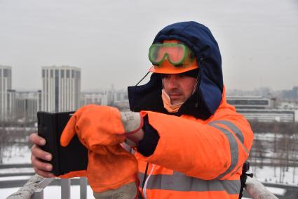 Москва. Сотрудники коммунальных служб во время помывки монумента Победы на Поклонной горе.
