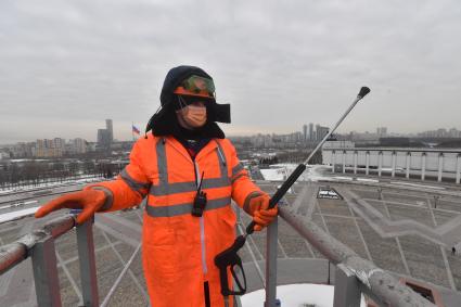 Москва.  Сотрудники коммунальных служб во время помывки монумента Победы на Поклонной горе.