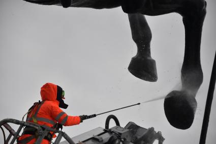 Москва.  Сотрудники коммунальных служб во время помывки монумента Победы на Поклонной горе.