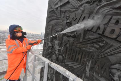 Москва.  Сотрудники коммунальных служб во время помывки монумента Победы на Поклонной горе.