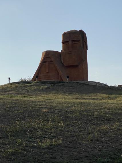 Нагорный Карабах. г.Степанакет. Монумент `Мы - наши горы` на вершине холма при въезде в город.