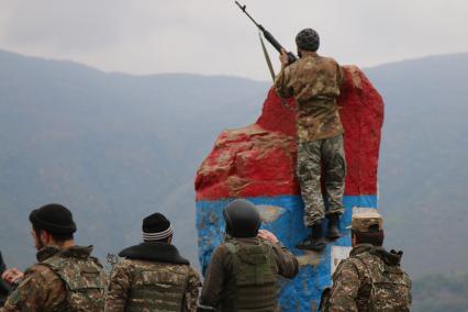 Нагорный Карабах. п.Гадрут. Военнослужащие Нагорного Карабаха (НКР) рядом с поселком Гадрут, где прододят бои между армией Азербайджана и НКР.