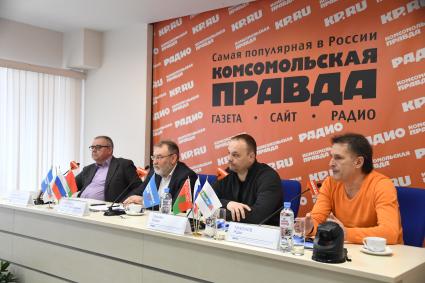 Москва. Журналист Владимир Мамонтов, руководитель Телерадиовещательной организации Союзного государства Николай Ефимович, кинорежиссер Роман Ганган и генеральный продюсер КП-ТВ, продюсер фильма`Ржев. 500 дней в огне` Ждан Тихонов на пресс-конференции на тему `Цензура на подвиг: что стоит за ограничениями кинопоказа документального фильма `Ржев 500 дней в огне`,которая прошла в редакции `Комсомольской правды`.
