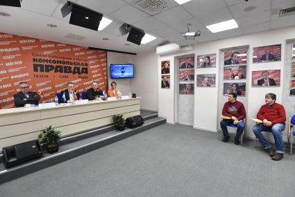 Москва. Журналист Владимир Мамонтов, руководитель Телерадиовещательной организации Союзного государства Николай Ефимович, кинорежиссер Роман Ганган и генеральный продюсер КП-ТВ, продюсер фильма`Ржев. 500 дней в огне` Ждан Тихонов на пресс-конференции на тему `Цензура на подвиг: что стоит за ограничениями кинопоказа документального фильма `Ржев 500 дней в огне`,которая прошла в редакции `Комсомольской правды`.