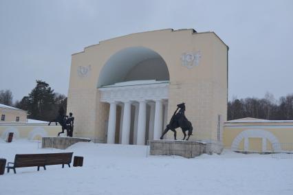 Москва. Конный двор со скульптурами `Укротители коней` на территории усадьбы князей Голицыных `Влахернское - Кузьминки`.