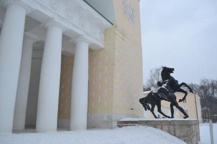 Москва. Конный двор со скульптурами `Укротители коней` на территории усадьбы князей Голицыных `Влахернское - Кузьминки`.