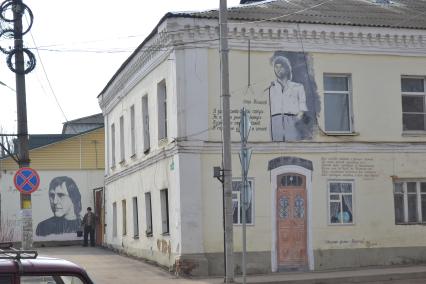 Калужская область. Боровск. Граффити портрета В.С.Высоцкого и И.В. Талькова на фасаде дома.