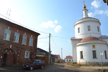 Калужская область. Боровск.  Улица с видом на церковь Спаса Преображения.