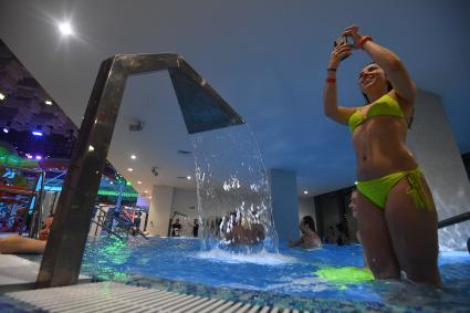Москва. Посетители на фестивале Aqua Fest в Лужниках.