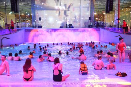 Москва. Посетители на фестивале Aqua Fest в Лужниках.