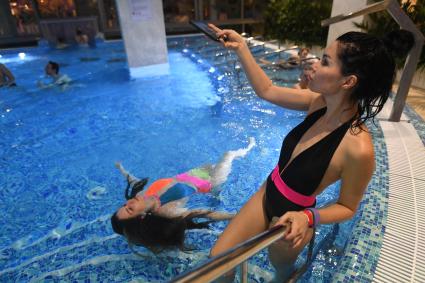Москва. Посетители на фестивале Aqua Fest в Лужниках.