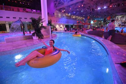 Москва. Посетители на фестивале Aqua Fest в Лужниках.