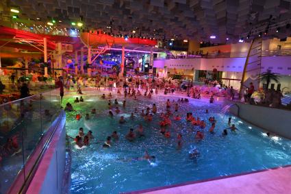Москва. Зрители на фестивале Aqua Fest в Лужниках.