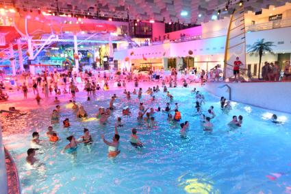 Москва. Зрители на фестивале Aqua Fest в Лужниках.