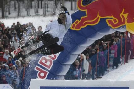 Екатеринбург. Участники аква-шоу \'Red Bull Jump and Freeze\' на горнолыжном комплексе \'Уктус\'