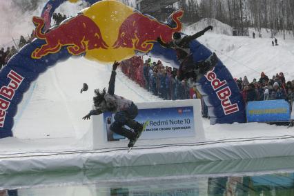 Екатеринбург. Участники аква-шоу \'Red Bull Jump and Freeze\' на горнолыжном комплексе \'Уктус\'