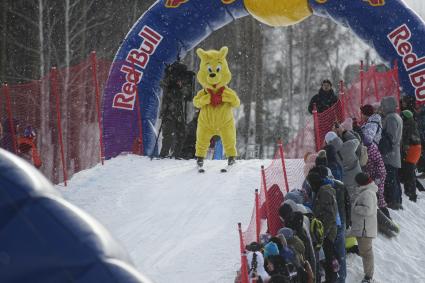 Екатеринбург. Участники аква-шоу \'Red Bull Jump and Freeze\' на горнолыжном комплексе \'Уктус\'