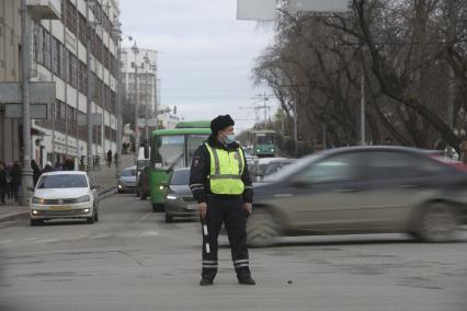 Екатеринбург. Сотрудник ГИБДД регулирует дорожное движение