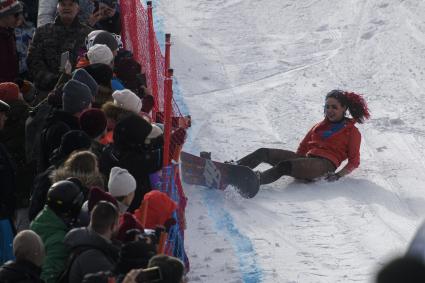 Екатеринбург. Участники аква-шоу \'Red Bull Jump and Freeze\' на горнолыжном комплексе \'Уктус\'