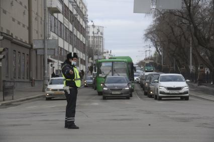 Екатеринбург. Сотрудник ГИБДД регулирует дорожное движение