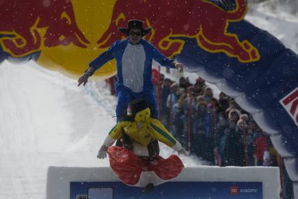 Екатеринбург. Участники аква-шоу \'Red Bull Jump and Freeze\' на горнолыжном комплексе \'Уктус\'