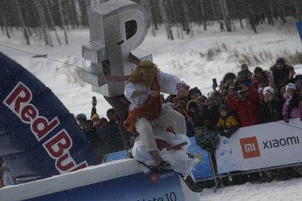 Екатеринбург. Участники аква-шоу \'Red Bull Jump and Freeze\' на горнолыжном комплексе \'Уктус\'