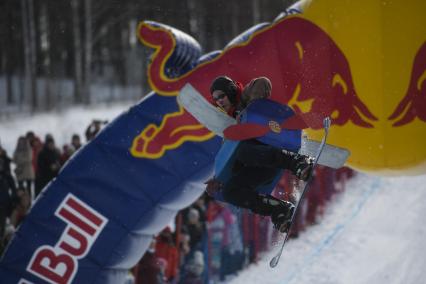 Екатеринбург. Участники аква-шоу \'Red Bull Jump and Freeze\' на горнолыжном комплексе \'Уктус\'