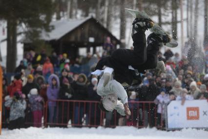 Екатеринбург. Участники аква-шоу \'Red Bull Jump and Freeze\' на горнолыжном комплексе \'Уктус\'