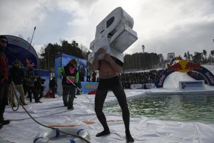 Екатеринбург. Участники аква-шоу \'Red Bull Jump and Freeze\' на горнолыжном комплексе \'Уктус\'