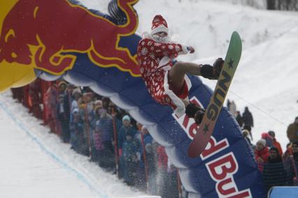 Екатеринбург. Участники аква-шоу \'Red Bull Jump and Freeze\' на горнолыжном комплексе \'Уктус\'