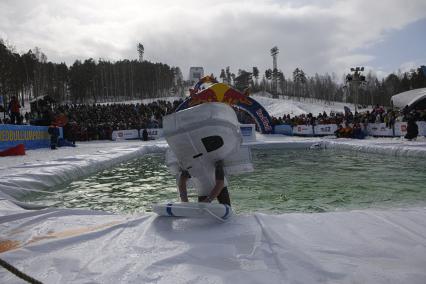 Екатеринбург. Участники аква-шоу \'Red Bull Jump and Freeze\' на горнолыжном комплексе \'Уктус\'