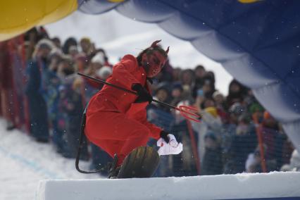 Екатеринбург. Участники аква-шоу \'Red Bull Jump and Freeze\' на горнолыжном комплексе \'Уктус\'