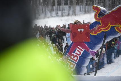 Екатеринбург. Участники аква-шоу \'Red Bull Jump and Freeze\' на горнолыжном комплексе \'Уктус\'