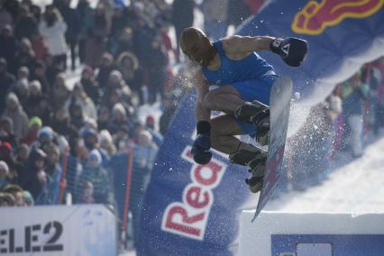 Екатеринбург. Участники аква-шоу \'Red Bull Jump and Freeze\' на горнолыжном комплексе \'Уктус\'