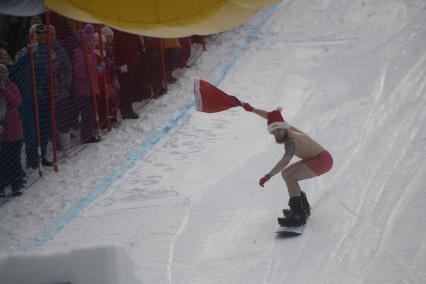 Екатеринбург. Участники аква-шоу \'Red Bull Jump and Freeze\' на горнолыжном комплексе \'Уктус\'