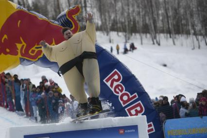 Екатеринбург. Участники аква-шоу \'Red Bull Jump and Freeze\' на горнолыжном комплексе \'Уктус\'