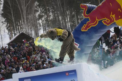 Екатеринбург. Участники аква-шоу \'Red Bull Jump and Freeze\' на горнолыжном комплексе \'Уктус\'