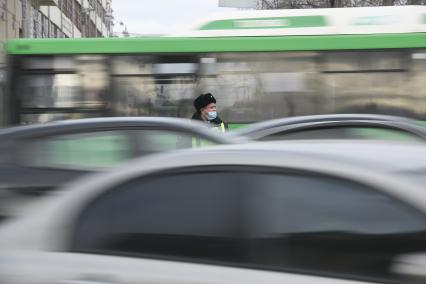 Екатеринбург. Сотрудник ГИБДД регулирует дорожное движение