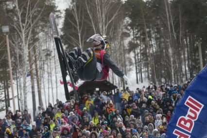 Екатеринбург. Участники аква-шоу \'Red Bull Jump and Freeze\' на горнолыжном комплексе \'Уктус\'