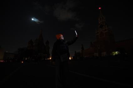 Москва. Девушка с мобильным телефоном на Красной площади во время отключения подсветки в рамках экологической акции `Час Земли`.