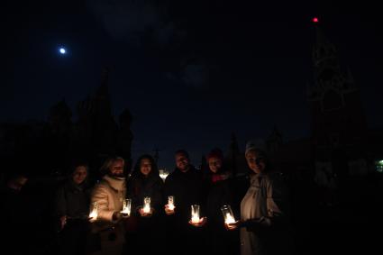 Москва. Молодые люди на Красной площади во время отключения подсветки в рамках экологической акции `Час Земли`.