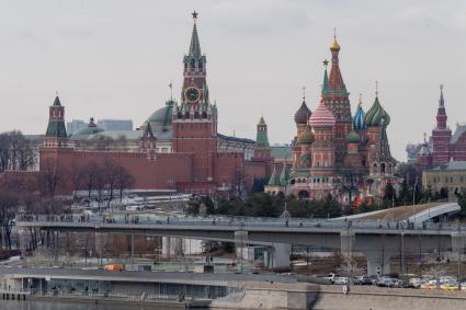 Москва. Вид на Москворецкую набережную и Кремль.