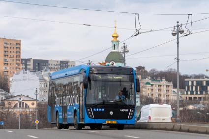 Москва. Электробус на Большом Устьинском мосту.