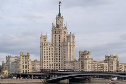 Москва. Вид на высотный дом на Котельнической набережной.