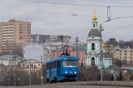 Москва. Трамвай на Большом Устьинском мосту.