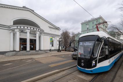 Москва. Трамвай у театра `Современник ` на Чистопрудном бульваре.
