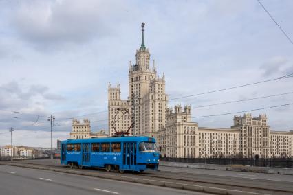 Москва. Трамвай на Большом Устьинском мосту.